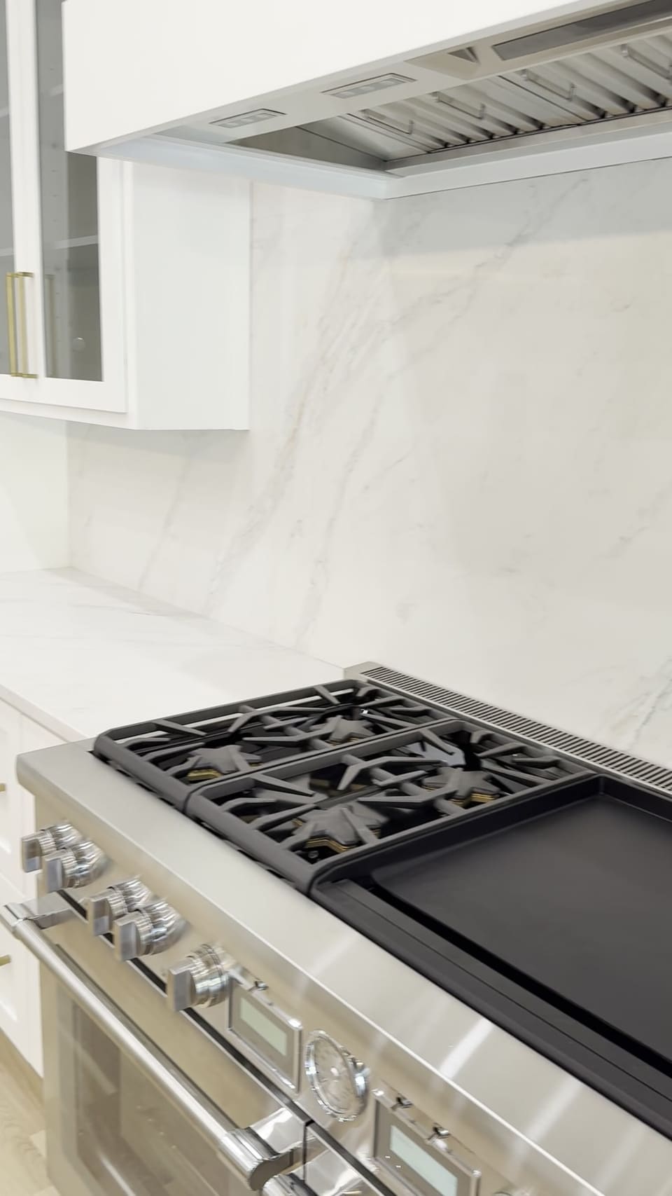 Rangetop set flush between stone counters